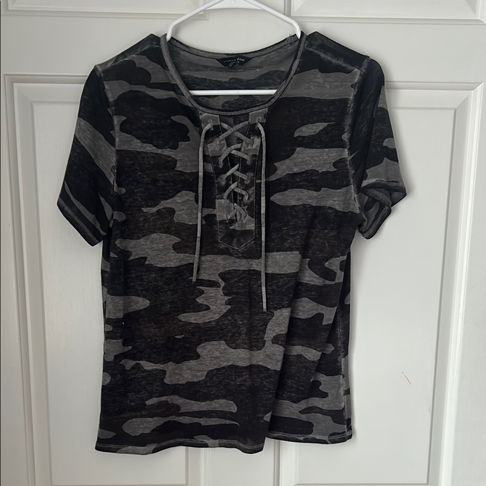 Lucky Brand Camo Gray and Black Tie Front T-Shirt🌿